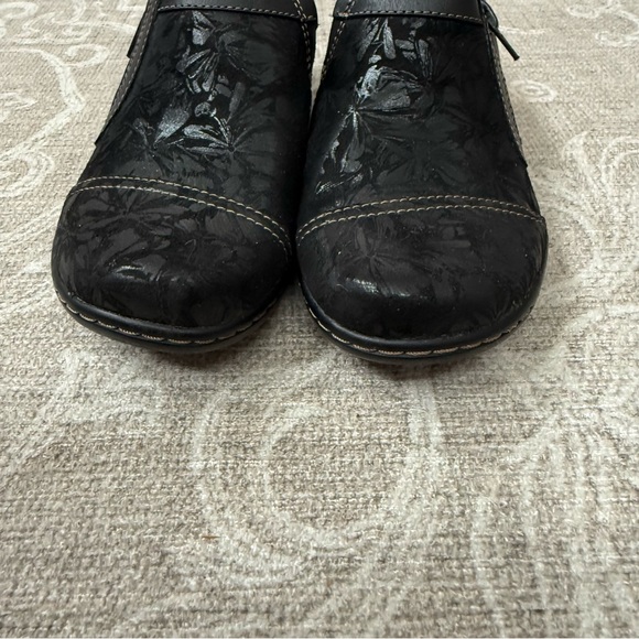 Women’s Clarks Black Floral Giny Textured Loafers Size 5.5 - Picture 11 of 13